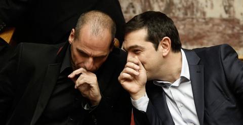 El primer ministro griego Alexis Tsipras conversa con el ministro de Finanzas Yanis Varufakis, en una iagen de archivo. /Yannis Kolesidis