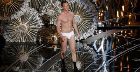 El actor Neil Patrick Harris al quedarse en calzoncillos en la gala de los Oscar. /REUTERS
