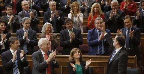 Miembros del Gobierno y diputados del PP aplauden a Rajoy tras su intervención en el Debate sobre el Estado de la Nación. EFE