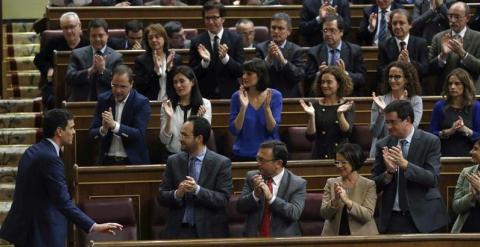El líder socialista, Pedro Sánchez, es recibido en su escaño tras su intervención en el debate sobre el estado de la nación con aplausos de los suyos. EFE