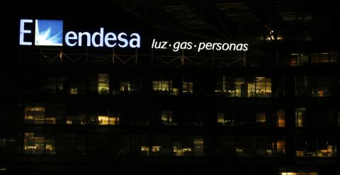 El logo de Endesa, en lo alto de su sede en Madrid. REUTERS/Sergio Perez