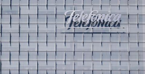 El logo de Telefónica en la sede de la operadora española en el distrito de Las Tablas, en Madrid. REUTERS/Juan Medina