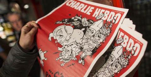 Diversos ejemplares de Charlie Hebdo son puestos a la venta en la estación de tren Gare du Nord en París. / EFE