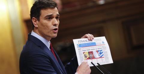 El secretario general del PSOE, Pedro Sánchez, sositene un recorte del diario 'Financial Times' durante su intervención en el debat sobre el estado de la nación. REUTERS/Sergio Perez