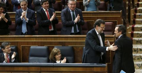 El presidente del Gobierno Mariano Rajoy felicita al portavoz del PP Rafael Hernando, al término de su intervención en la segunda jornada del debate del estado de la nación. EFE/CHEMA MOYA