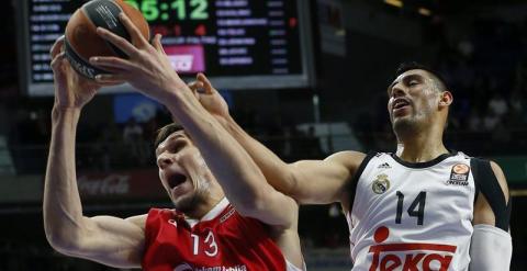 Marjanovic y Ayón luchan por un balón durante el partido. EFE/JuanJo Martín