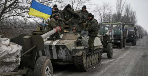 Un convoy de tropas ucranianas se prepara para desplazarse hacia el este del país. /REUTERS