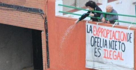 Mujeres con una manguera en el edificio de Ofelia Nieto. TWITTER