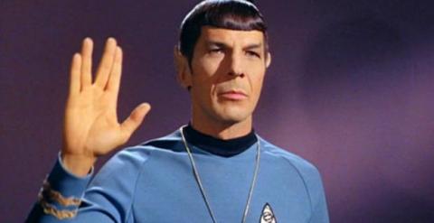 Leonar Nimoy caracterizado de el comandante Spock..