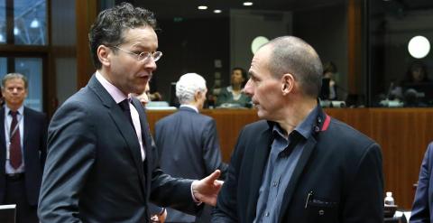 El presidente del Eurogrupo, el holandés Jeroen Dijsselbloem, con el ministro de Finanzas griego, Yanis Varoufakis, en la reunión de  ministros de la moneda única del pasado 17 de febrero. REUTERS/Francois Lenoir