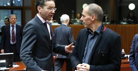 El presidente del Eurogrupo, el holandés Jeroen Dijsselbloem, con el ministro de Finanzas griego, Yanis Varoufakis, en la reunión de  ministros de la moneda única del pasado 17 de febrero. REUTERS/Francois Lenoir