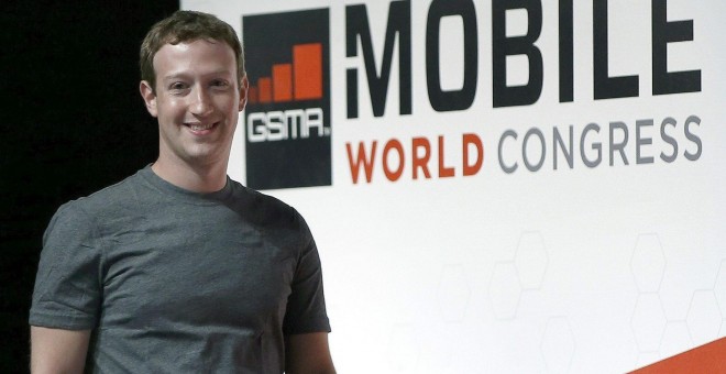 El fundador y consejero delegado de Facebook, Mark Zuckerberg, en el Congreso Mundial de Móviles este lunes / EFE