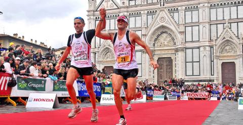 Luis Enrique a su llegada a la línea de meta en la maratón de Florencia.