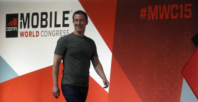 El creador de Facebook, Mark Zuckerberg, llega al Mobile World Congress en Barcelona para dar una conferencia./ REUTERS