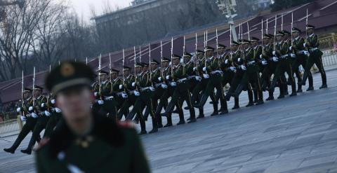 La Policía militar china custodia la entrada de la Asamblea Nacional Popular. - REUTERS