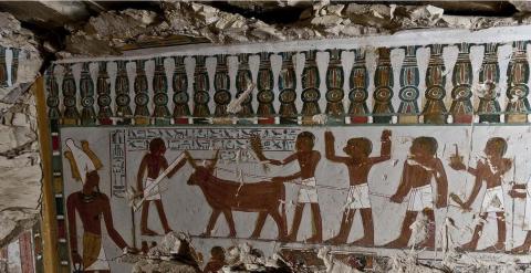 Combo de imágenes facilitadas por el Ministerio egipcio de Antigüedades del mausoleo del llamado 'guardián de la puerta del dios Amón', que data de la XVIII dinastía faraónica (1554-1304 a.C.), descubierto en la ciudad de Luxor. . EFE/Ayman Damarny