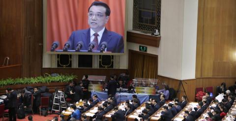 El primer ministro chino, Li Keqiang, durante su discurso ante el pleno de la Asamblea Nacional Popular. - REUTERS