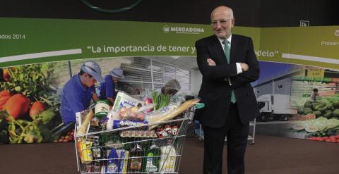 El presidente de Mercadona, Juan Roig,  posa con un carrito de la compra en la presentación de resultados de 2014 del grupo de distribución. REUTERS/Heino Kalis
