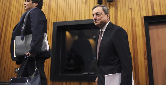 El presidente del BCE, Mario Draghi, con la gobernadora del Banco Central de Chipre, Chrystalla Georghadji, antes de la rueda de prensa de la entidad, que se ha reunido en Nicosia. REUTERS/Yiannis Kourtoglou