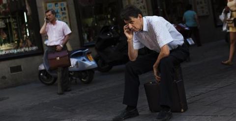 Un hombre conversa por su móvil, en Madrid. REUTERS