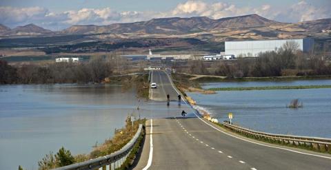 La carretera NA-5202 Fustiñana-Ribaforada (Navarra) anegada tras la última crecida del Ebro. EFE