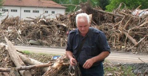 Abud Memisevic durante salvamento inundaciones Maglaj, Bisnia