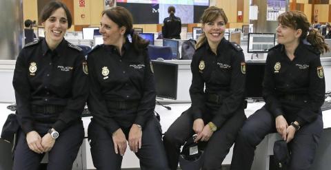 Las hermanas Mati (2d), Feli (d) y Mariví (2i), junto a la hija de esta última, Belén (i), sólo son cuatro de las 8.787 mujeres que forman parte del Cuerpo Nacional de Policía. EFE