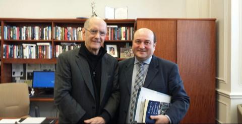 Strobe Talbott, ex secretario adjunto de Estado en el gobierno de Clinton y director de la Brookings Institution,  junto a Andoni Ortuzar.