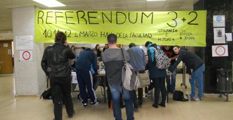 Estudiantes de la Facultad de Geografía e Historia, UCM, votan en el Referéndum 3+2/: B.Gordaliza