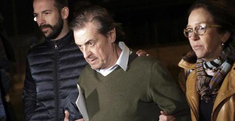 El expresidente del Osasuna Miguel Archanco (c) junto a familiares tras su salida esta noche de la cárcel de Pamplona. /EFE