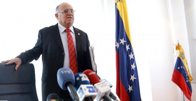 El embajador de Venezuela en Madrid, Mario Isea, durante la rueda de prensa en Madrid. EFE