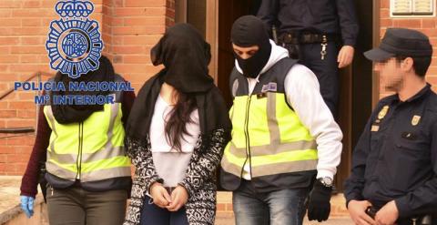 Fotografía facilitada por la Policía Nacional que muestra la detención de uno de ocho presuntos miembros de una célula yihadista en una operación antiterrorista llevada a cabo en Barcelona, Girona, Ciudad Real y Ávila. EFE