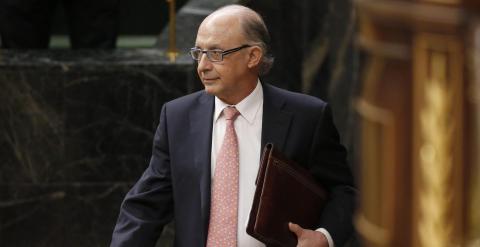 El ministro de Hacienda, Cristóbal Montoro, durante el pleno del Congreso celebrado hoy en la Cámara Baja. EFE/Juan Carlos Hidalgo