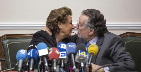 El hasta hoy vicealcalde de Valencia, Alfonso Grau (PP), recibe un beso de la alcaldesa, Rita Barberá, durante la rueda de prensa que ha ofrecido este medidodía para anunciar su dimisión. EFE/Manuel Bruque