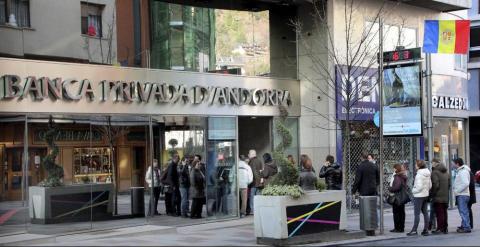 Clientes de Banca Privada d'Andorra (BPA) hacían cola a primera hora de la mañana a las puertas de algunas sucursales de esta entidad en Andorra para poder retirar dinero de sus cuentas. EFE/ANA/Mayte Barrachina