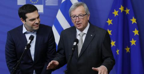 El primer ministro griego, Alexis Tsipras, es recibido por el presidente de la Comisión Europea, Jean claude Juncker, antes de su reunión en la sede de la Comisión en Bruselasel pasado viernes. EFE/Olivier Hoslet