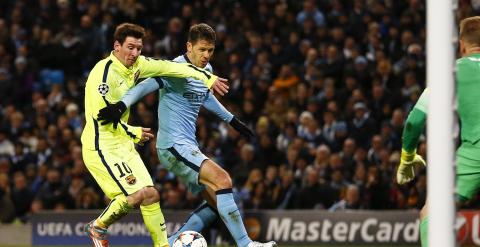 Demichelis trata de detener a Messi en la ida de Champions de este año. Reuters / Darren Staples