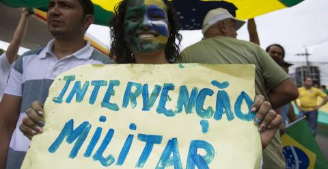 Una mujer porta una pancarta en la que pide una intervención militar durante la manifestación del pasado domingo en Manaus. - REUTERS