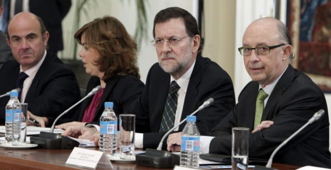 El presidente del Gobierno, Mariano Rajoy, con la vicepresidenta Soraya Sáenz de Santamaría y los ministros Luis de Guindos y Cristóbal Montoro. EFE