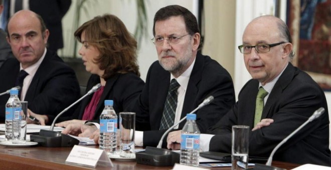 El presidente del Gobierno, Mariano Rajoy, con la vicepresidenta Soraya Sáenz de Santamaría y los ministros Luis de Guindos y Cristóbal Montoro. EFE