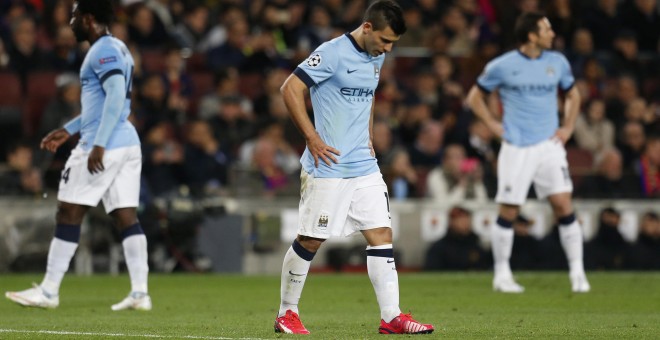 Agüero se lamenta durante el partido contra el Barcelona. Reuters / Carl Recine