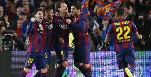 Los jugadores del Barcelona celebran el gol al City. Reuters / Carl Recine