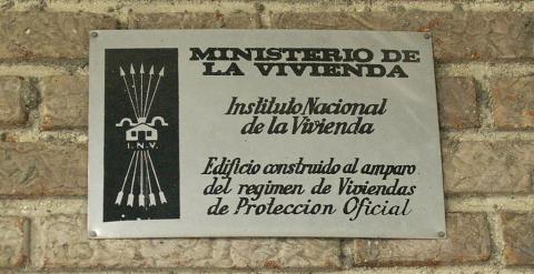 Emblema en viviendas de protección oficial construidas durante el régimen de Franco