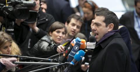 El primer ministro griego, Alexis Tsipras, realiza unas declaraciones a los periodistas a su llegada a la cumbre de la UE en Bruselas. REUTERS/Yves Herman