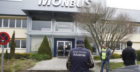 Agentes de Vigilancia Aduanera, durante el registro practicado en Lugo. Eliseo Trigo EFE