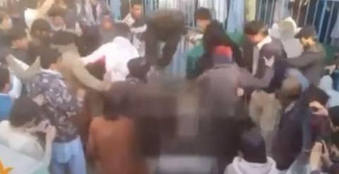 Captura de videde la turba de gente apaleando y golpeando a la mujer que habría quemado, presuntamente, una copia del Corán, el libro sagrado del Islam. YOUTUBE