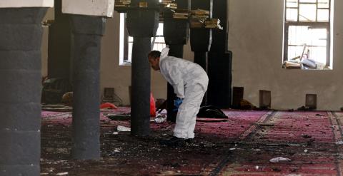 Miembros de la milicia hutí inspeccionan la mezquita chií de Al Hashush tras varios ataques con explosivos en Saná, Yemen. EFE/YAHYA ARHAB