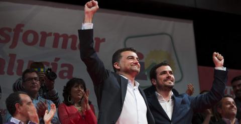 El candidato de IU a la Presidencia de la Junta de Andalucía, Antonio Maíllo, junto al candidato a la Presidencia del Gobierno, Alberto Garzón, durante un mitin en Málaga. EFE/Jorge Zapata