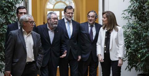 Los dirigentes de los sindicatos CCOO y UGY y de las patronales CEOE y Cepyme con Mariano Rajoy y la ministra Fátima Báñez, el pasado febrero en el Palacio de la Moncloa, para la firma del acuerdo en materia de empleo y protección a los parados. REUTERS