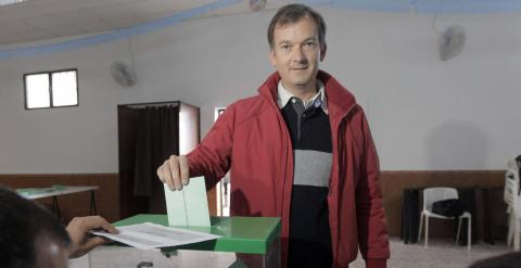 El candidato de UPyD a la Junta de Andalucía, Martin de la Herrán, ejerce su derecho al voto en la pedanía de Torrecera, en Jerez de la Frontera, durante la jornada de elecciones autonómicas en Andalucía. EFE/Víctor López